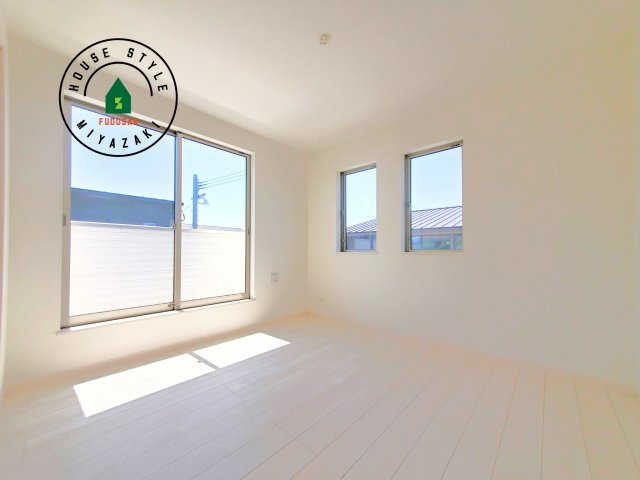 宮崎市生目台西一丁目第1-2棟（A号棟）の内観：施工例|柔らかい陽光が差し込む明るいお部屋を演出する設計。彩光の取れる窓が気持ちの良いお部屋を創り上げます。