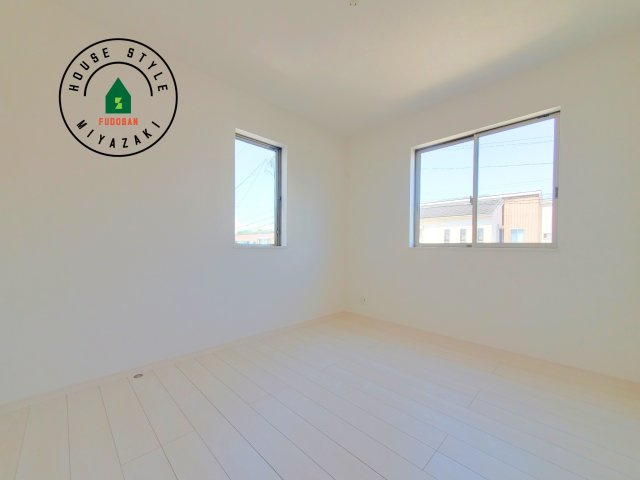 宮崎市生目台西一丁目第1-2棟（A号棟）の内観：施工例|穏やかな光が差し込む室内には、穏やかな時間が流れます。