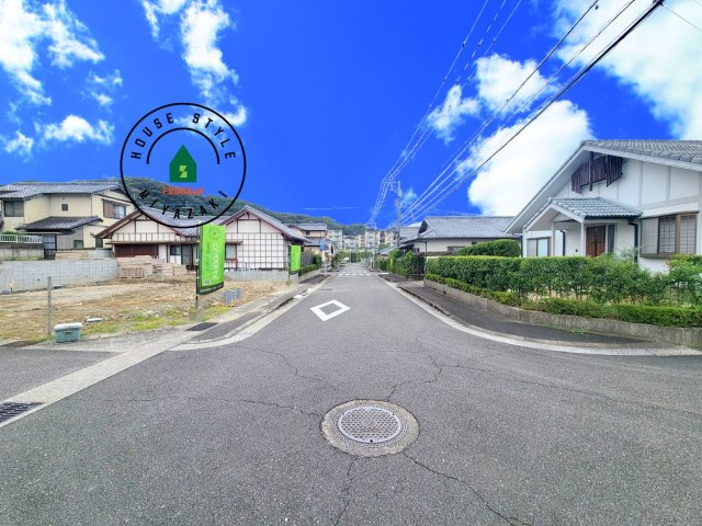 宮崎市生目台西一丁目第1-2棟（A号棟）の前面道路含む現地写真|前面道路は閑静な住宅地をはしる車通りの少ない道路。お車の出し入れが苦手なママや小さなお子様にも安心ですね。しっかり舗装もされているので、ベビーカーや自転車で通っても快適に通行できます。