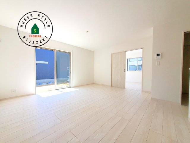 宮崎市生目台西一丁目第1-2棟（A号棟）の内観：施工例|キッチンからリビングをしっかり確認できます。家族の笑顔があふれる空間になりそうですね。