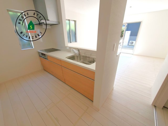 宮崎市生目台西一丁目第1-2棟（A号棟）の内観：施工例|ダイニングテーブルへの配膳がラクラク、お料理はかどるカウンター付きシステムキッチン！