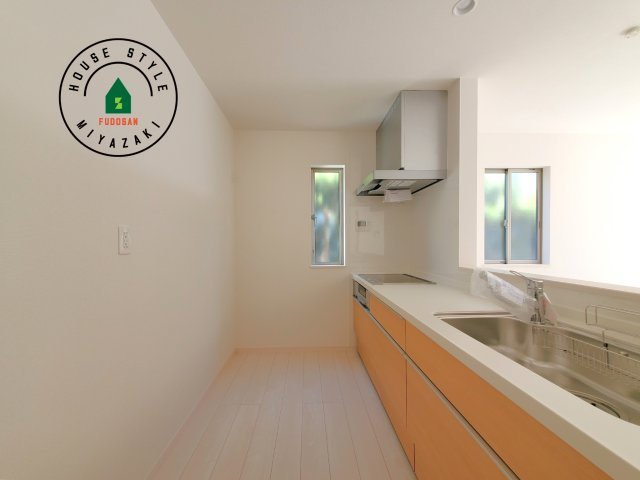 宮崎市生目台西一丁目第1-2棟（A号棟）の内観：施工例|明るいキッチン作業スペースを多くとりました。ご夫婦でキッチンに立っても調理がしやすい広さです。食器類もすっきりと片付く収納は魅力的です。