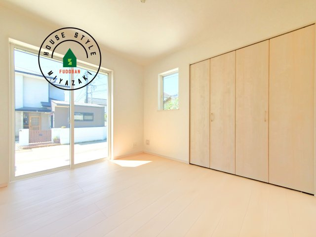 宮崎市生目台西一丁目第1-2棟（A号棟）の内観：施工例|リビング横の洋室は、お子様のお昼寝や遊び場としても活躍しそう。