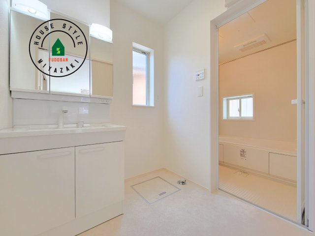 宮崎市生目台西一丁目第1-2棟（B号棟）の内観：施工例|ゆとりの洗面スペースで朝の身支度もスムーズに。暮らしを快適に変えるシャワー付洗面台です！