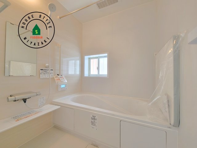 宮崎市生目台西一丁目第1-2棟（B号棟）の内観：施工例|1日の疲れを癒してくれる広々バスルーム。雨の日のお洗濯にも大活躍な浴室乾燥機付です！