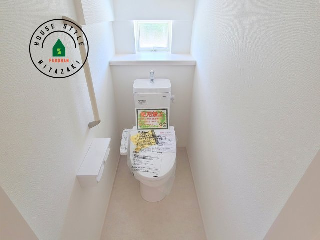 宮崎市生目台西一丁目第1-2棟（B号棟）の内観：施工例|温水洗浄便座を完備しております。2ヶ所にトイレがあるのは朝の慌ただしい時間も安心です。