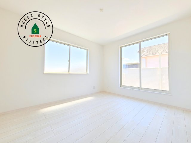 宮崎市生目台西一丁目第1-2棟（B号棟）の内観：施工例|主寝室には収納力に優れたクローゼットがありますので、お部屋もすっきり片付きます。