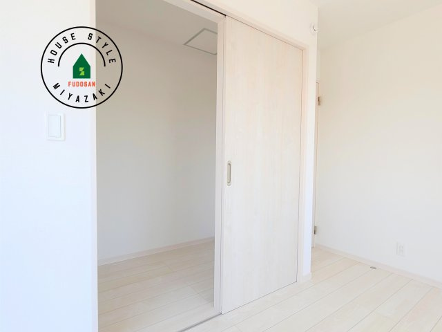 宮崎市生目台西一丁目第1-2棟（B号棟）の内観：施工例|洋服や大きな荷物が多い方や人数の多いご家族などは、一般的なクローゼットよりもウォークインクローゼットのほうが使い勝手が良いです。