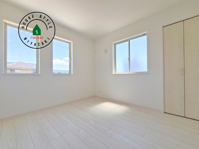 宮崎市生目台西一丁目第1-2棟（B号棟）の内観：施工例|柔らかい陽光が差し込む明るいお部屋を演出する設計。彩光の取れる窓が気持ちの良いお部屋を創り上げます。