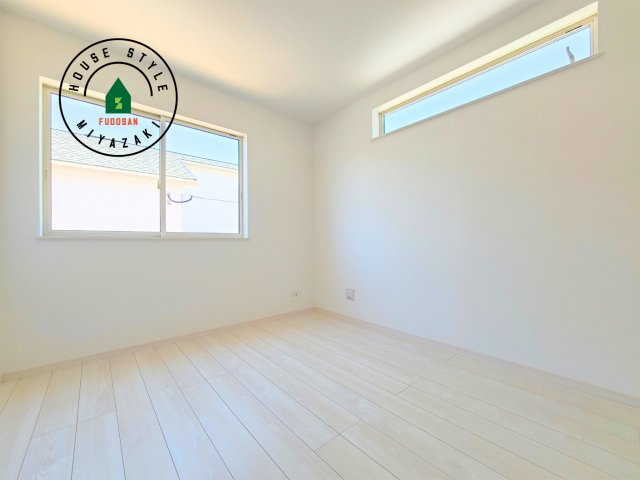 宮崎市生目台西一丁目第1-2棟（B号棟）の内観：施工例|穏やかな光が差し込む室内には、穏やかな時間が流れます。