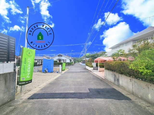 宮崎市生目台西一丁目第1-2棟（B号棟）の前面道路含む現地写真|前面道路は閑静な住宅地をはしる車通りの少ない道路。お車の出し入れが苦手なママや小さなお子様にも安心ですね。しっかり舗装もされているので、ベビーカーや自転車で通っても快適に通行できます。