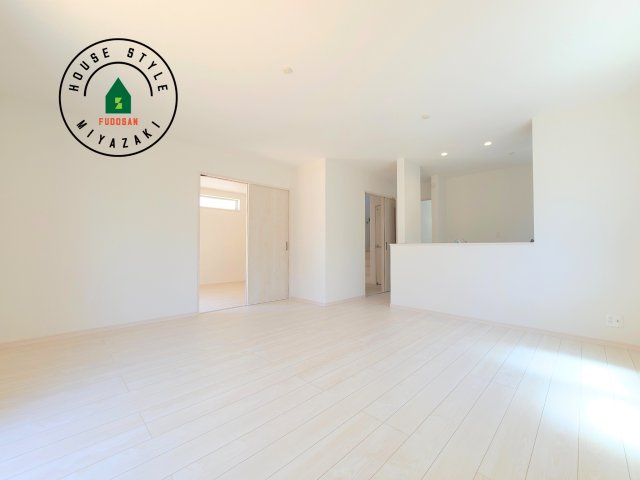 宮崎市生目台西一丁目第1-2棟（B号棟）の内観：施工例|キッチンからリビングをしっかり確認できます。家族の笑顔があふれる空間になりそうですね。