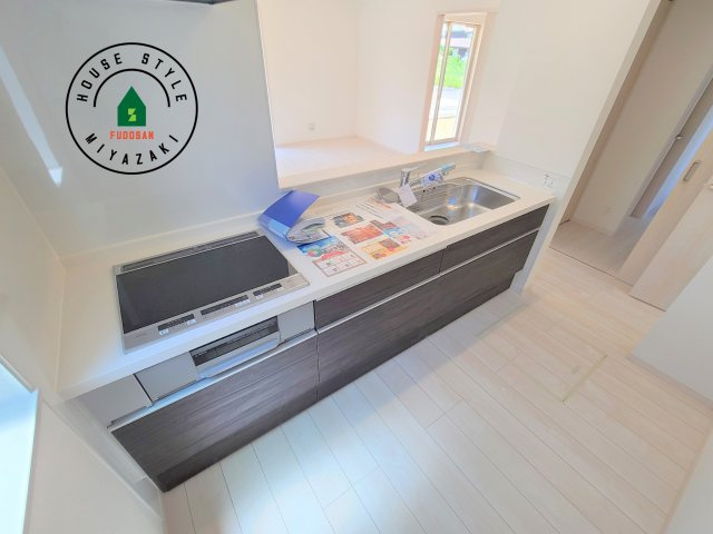 宮崎市生目台西一丁目第1-2棟（B号棟）の内観：施工例|ダイニングテーブルへの配膳がラクラク、お料理はかどるカウンター付きシステムキッチン！