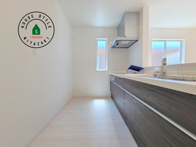 宮崎市生目台西一丁目第1-2棟（B号棟）の内観：施工例|明るいキッチン作業スペースを多くとりました。ご夫婦でキッチンに立っても調理がしやすい広さです。食器類もすっきりと片付く収納は魅力的です。