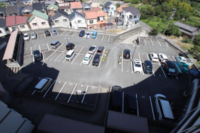 【駐車場】 | エスポアール岩根 | 敷地内駐車場も広々☆
