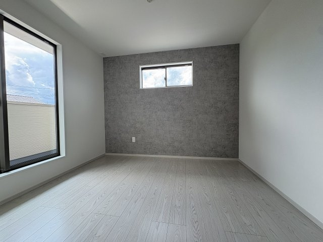 【寝室】 | 福岡市南区弥永2丁目2期　2号棟（全2棟）【仲介手数料無料・0円】 | 現地写真。2階主寝室です。