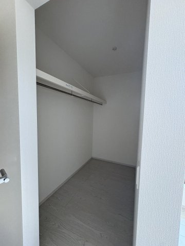 【収納】 | 福岡市南区弥永2丁目2期　2号棟（全2棟）【仲介手数料無料・0円】 | 現地写真。ウォークインクローゼットです。