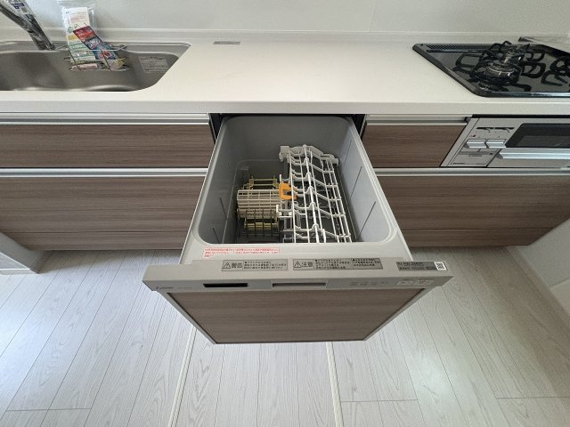 【キッチン】 | 福岡市南区弥永2丁目2期　2号棟（全2棟）【仲介手数料無料・0円】 | 現地写真。食洗器が付いてます。