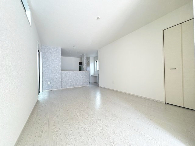 【居間・リビング】 | 福岡市南区弥永2丁目2期　2号棟（全2棟）【仲介手数料無料・0円】 | 現地写真。リビングです。