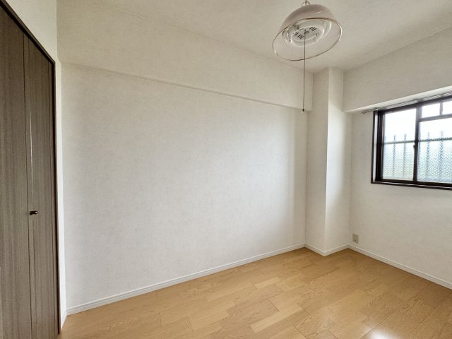 プレシアスタウン和地山公園の洋室|4.25帖の洋室。明るさ確保できます。