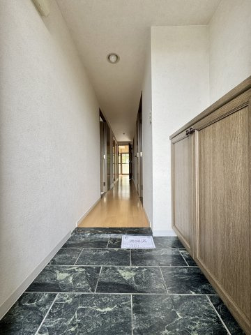 プレシアスタウン和地山公園の玄関|フラットな玄関。奥にはリビング。