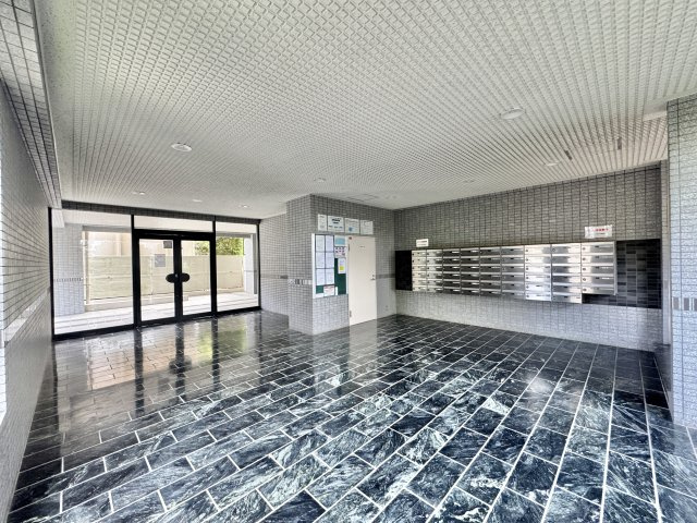 プレシアスタウン和地山公園のその他|明るいロビー