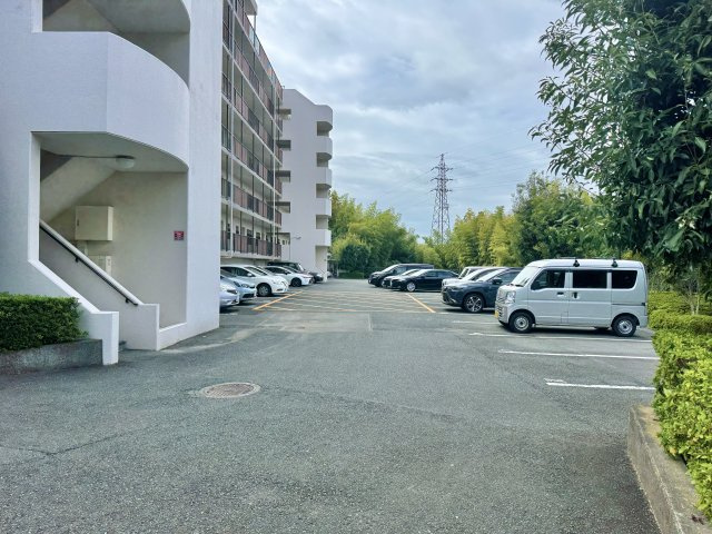 プレシアスタウン和地山公園の駐車場|平面駐車場です。1区画あります。