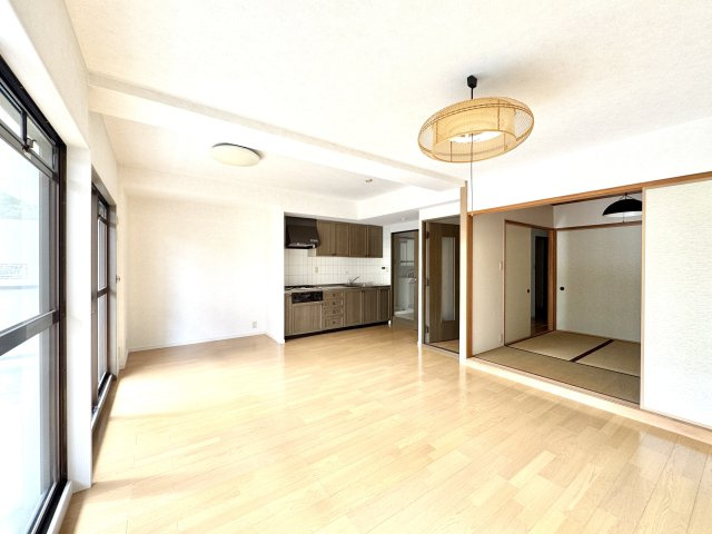 プレシアスタウン和地山公園の居間・リビング|窓が大きく明るいリビング！外からの視線は気になりません。