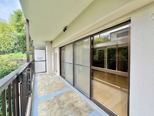 プレシアスタウン和地山公園のバルコニー|広いバルコニーで開放的です。
