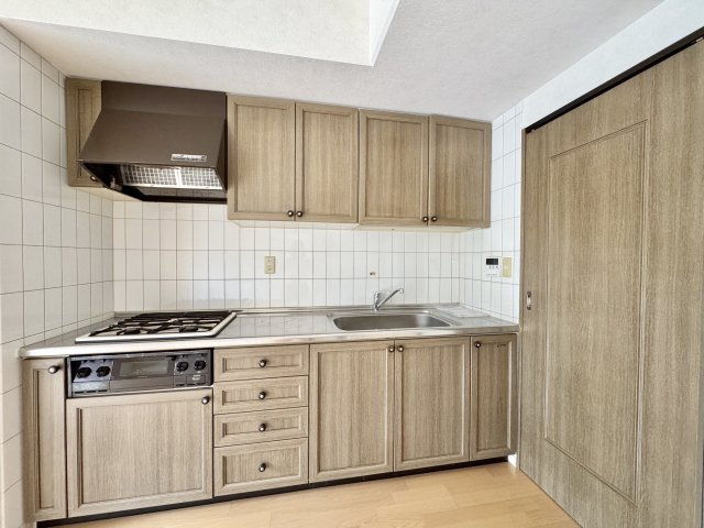 プレシアスタウン和地山公園のキッチン|木目調のキッチンで楽しくお料理！収納も沢山出来ます。