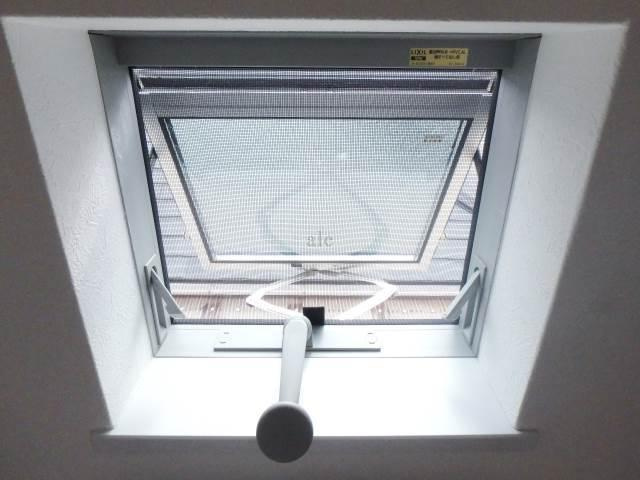 新宿区上落合２丁目のアパートのその他共用部分|ロフト部分　小窓　通気性良好