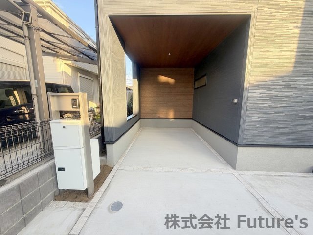 三郷市早稲田5丁目　新築戸建　全1棟のエントランス|不在時に便利な宅配BOX完備