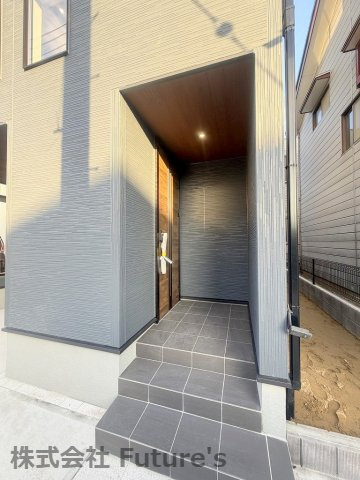 三郷市早稲田5丁目　新築戸建　全1棟のエントランス|玄関アプローチの写真です