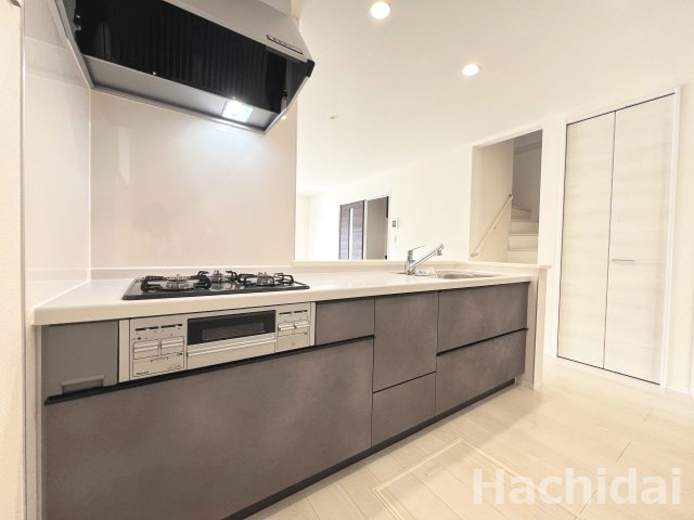 高浜市田戸町2丁目　新築一戸建のキッチン|キッチンはアッシュカラーの壁紙です。流行色でありながら上質な印象です。