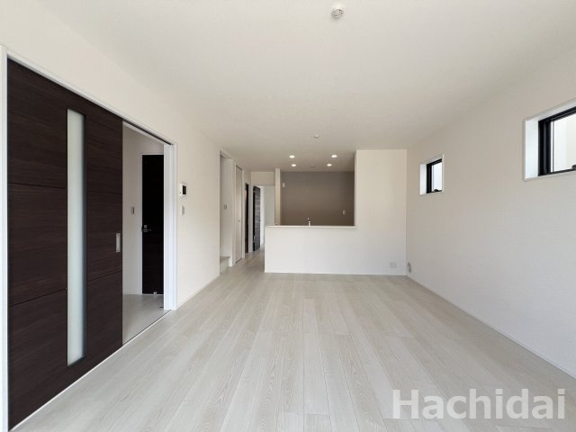 高浜市田戸町2丁目　新築一戸建の居間・リビング|広々とした16帖のLDKは家族が自然と集まります。家族と過ごす時間を大切にしたい方にぴったりの明るくゆとりある住空間です。
