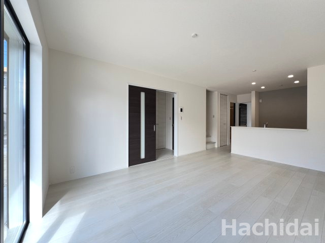 高浜市田戸町2丁目　新築一戸建の居間・リビング|掃き出し窓の開放感がどこにいても陽差しが感じられる居心地の良い空間です。