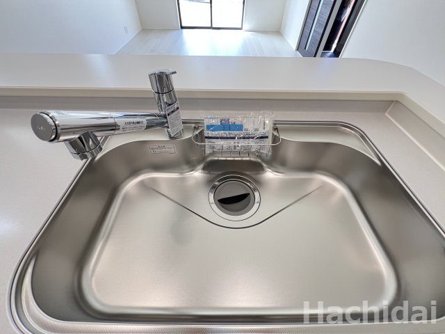 高浜市田戸町2丁目　新築一戸建のキッチン|嬉しい浄水器一体型水栓付きです。