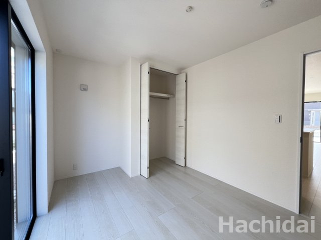 高浜市田戸町2丁目　新築一戸建の洋室|窓からは北側からの柔らかな日差しを受けることができます。