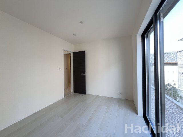 高浜市田戸町2丁目　新築一戸建の洋室|窓からは北側からの柔らかな日差しを受けることができます。