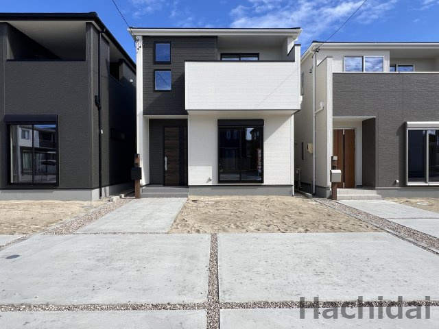 高浜市田戸町2丁目　新築一戸建の外観|外壁をツートンカラーでまとめたデザインです。シャープな印象を与えてくれる佇まいが魅力です。