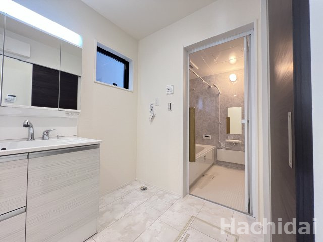 高浜市田戸町2丁目　新築一戸建の洗面所|洗面台には鏡の裏や下の棚に収納スペースがあり、洗剤や整髪料、予備の歯ブラシなどスッキリしまって頂けます♪