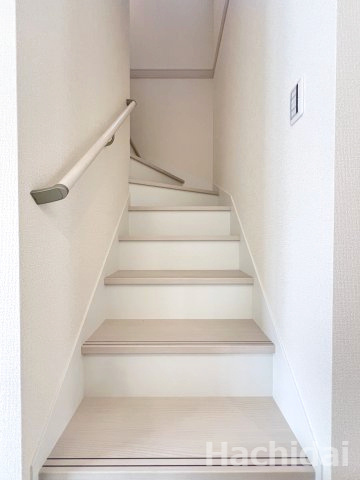 高浜市田戸町2丁目　新築一戸建の内装|キッチンの目の前は階段で、「おはよう」「行ってきます」「おかえりなさい」などの自然なコミュニケーションが生まれます