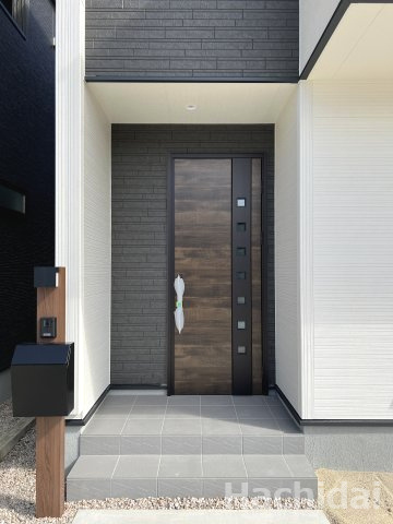 高浜市田戸町2丁目　新築一戸建のエントランス|シンプルでモダンなエントランスホールです。訪れる方を心地よく迎えてくれます。