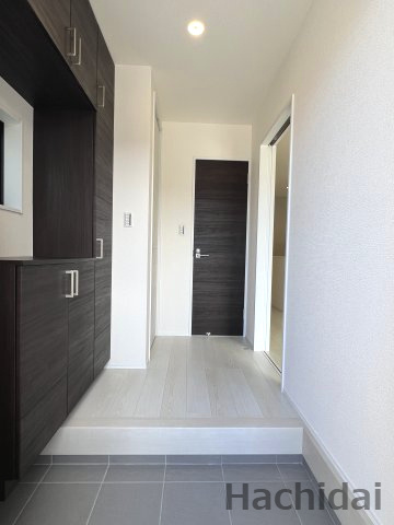 高浜市田戸町2丁目　新築一戸建の玄関|落ち着いた色味の家具で上質感漂う玄関とホールです。