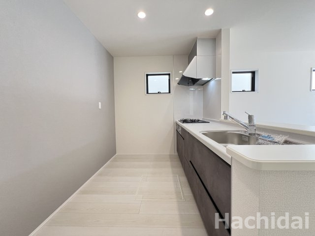 高浜市田戸町2丁目　新築一戸建のキッチン|キッチンはアッシュカラーの壁紙です。流行色でありながら上質な印象です。