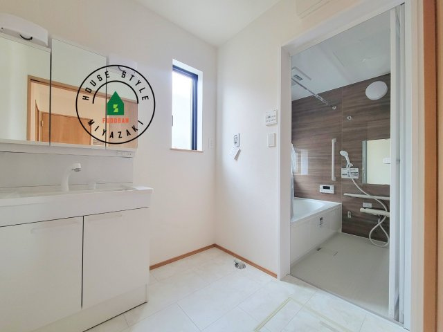 児湯郡北高鍋第1-2棟（B号棟）の脱衣所|ゆとりの洗面スペースで朝の身支度もスムーズに。暮らしを快適に変えるシャワー付洗面台です！