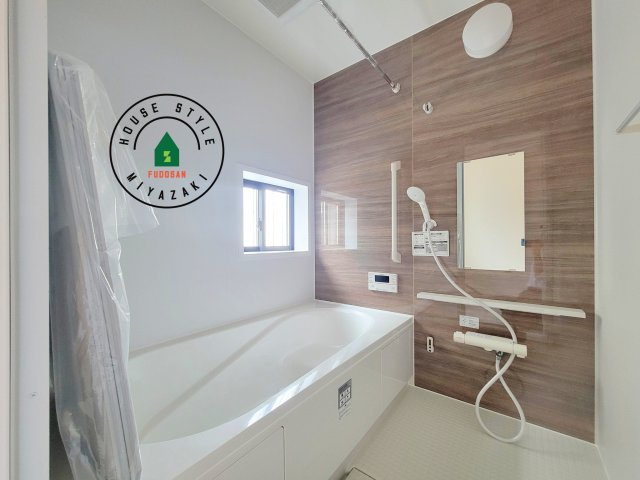 児湯郡北高鍋第1-2棟（B号棟）の浴室|1日の疲れを癒してくれる広々バスルーム。雨の日のお洗濯にも大活躍な浴室乾燥機付です！