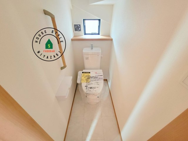 児湯郡北高鍋第1-2棟（B号棟）のトイレ|温水洗浄便座を完備しております。2ヶ所にトイレがあるのは朝の慌ただしい時間も安心です。