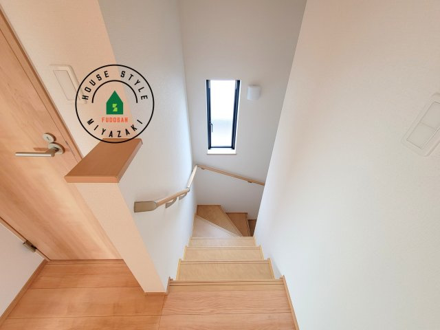 児湯郡北高鍋第1-2棟（B号棟）の内装|＜手すり付階段＞手すりがないと階段の昇り降りで危険なことはもちろん、壁に手をつきながら歩くことで壁紙が汚れやすくなります。すべての方に快適に昇り降りしていただくため、手すりを設置しました。