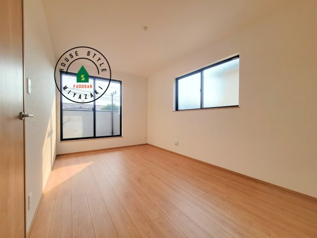 児湯郡北高鍋第1-2棟（B号棟）の寝室|主寝室には収納力に優れたクローゼットがありますので、お部屋もすっきり片付きます。